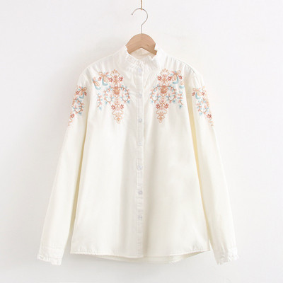 Női ing hímzéssel, gombokkal és alacsony gallérral fehér és kék színben