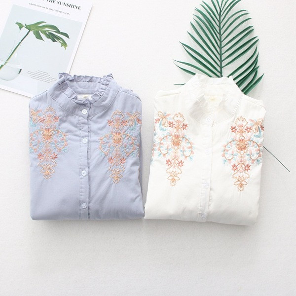 Női ing hímzéssel, gombokkal és alacsony gallérral fehér és kék színben