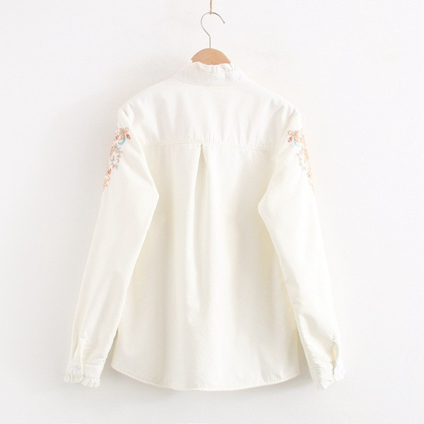 Női ing hímzéssel, gombokkal és alacsony gallérral fehér és kék színben