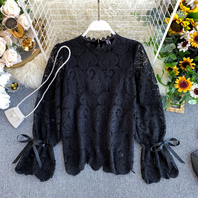 Modern női csipkeblúz szalaggal az ujján rózsaszín, fekete, bézs és fehér színben