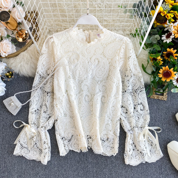 Modern női csipkeblúz szalaggal az ujján rózsaszín, fekete, bézs és fehér színben