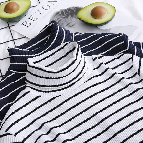 Női csíkos blúz pólógallérral és hosszú ujjú fehér és fekete színben