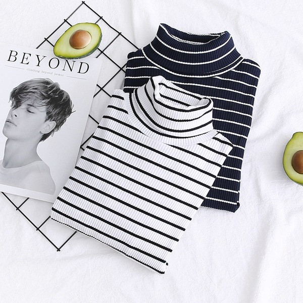 Női csíkos blúz pólógallérral és hosszú ujjú fehér és fekete színben