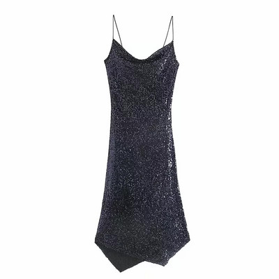 Elegáns, hosszú aszimmetrikus ruha vékony pántokkal és kék flitterekkel