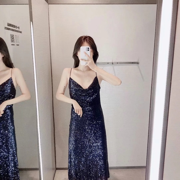 Elegáns, hosszú aszimmetrikus ruha vékony pántokkal és kék flitterekkel