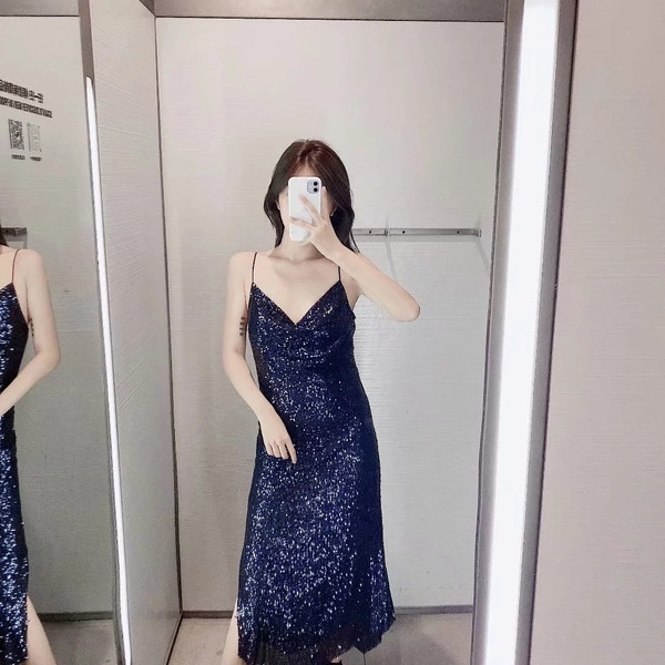 Elegáns, hosszú aszimmetrikus ruha vékony pántokkal és kék flitterekkel