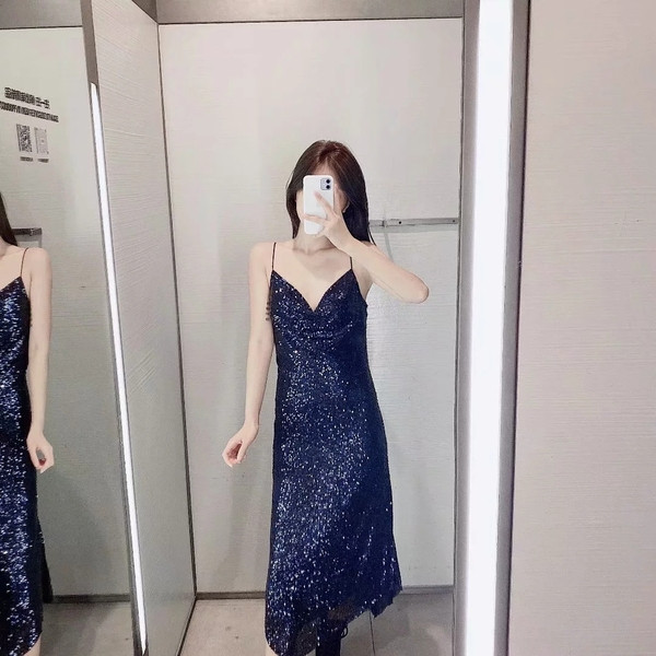 Elegáns, hosszú aszimmetrikus ruha vékony pántokkal és kék flitterekkel