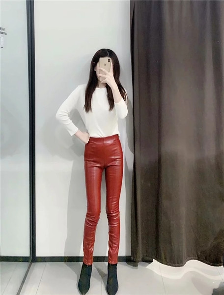 Modern testhezálló, magas derekú nadrág műbőrből, barna színben, bokacipzárral