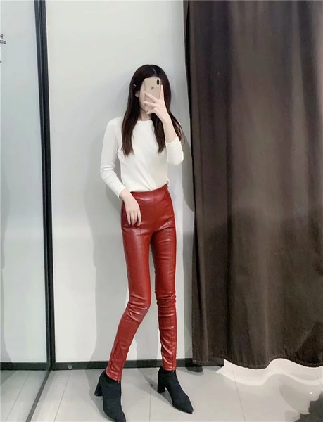 Modern testhezálló, magas derekú nadrág műbőrből, barna színben, bokacipzárral