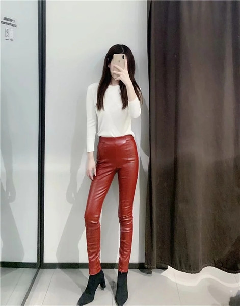 Modern testhezálló, magas derekú nadrág műbőrből, barna színben, bokacipzárral