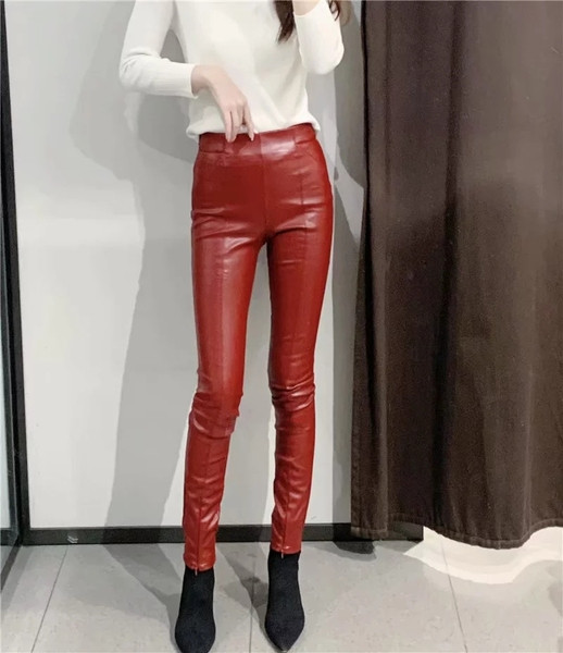 Modern testhezálló, magas derekú nadrág műbőrből, barna színben, bokacipzárral