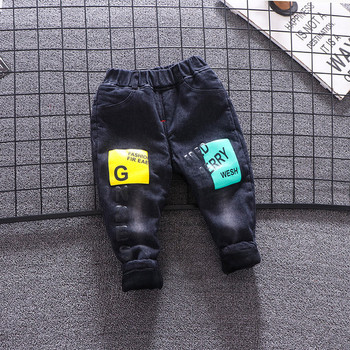 Нов модел детски дънки с мека подплата,джобове и апликация за момчета в черен цвят