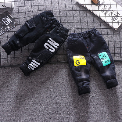 Нов модел детски дънки с мека подплата,джобове и апликация за момчета в черен цвят