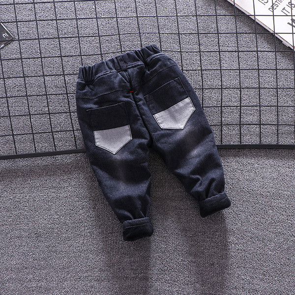 Új modell gyerekfarmer puha béléssel, zsebekkel és rátéttel fiúknak fekete színben