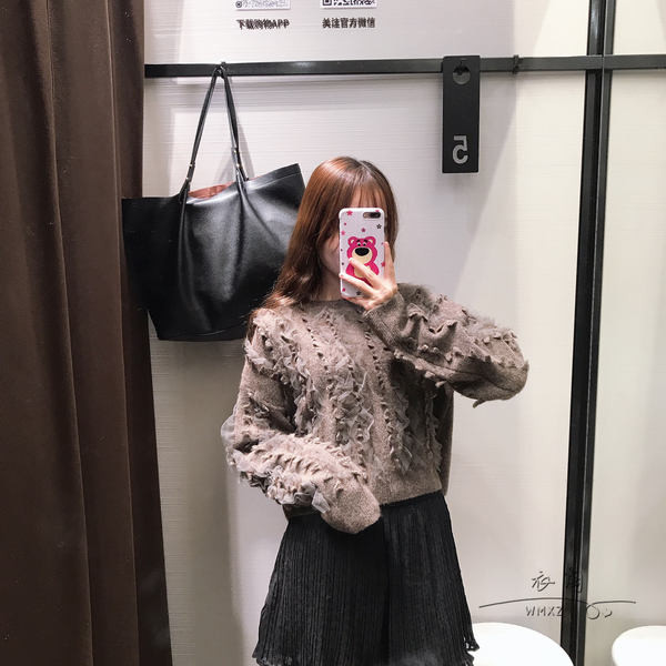 Κοντό γυναικείο πουλόβερ  σε γκρι χρώμα με βολάν από τούλι