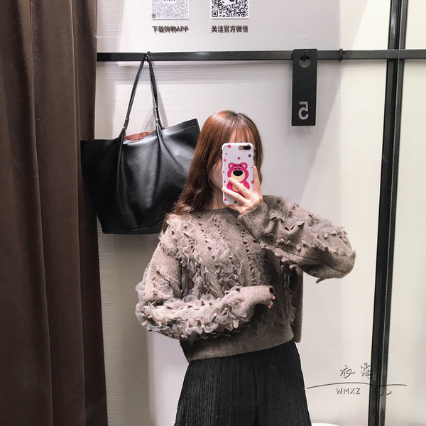 Κοντό γυναικείο πουλόβερ  σε γκρι χρώμα με βολάν από τούλι