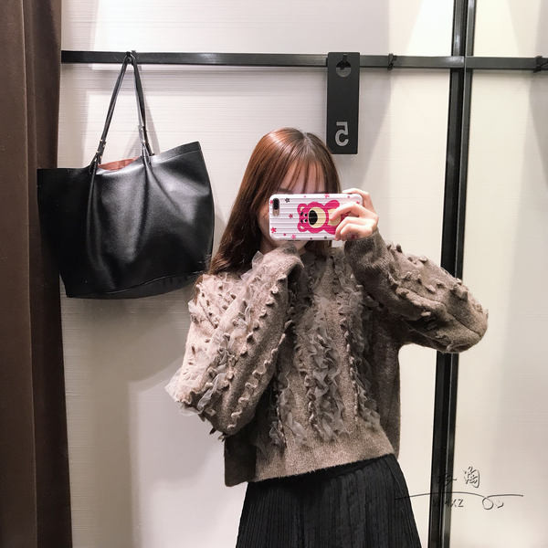 Κοντό γυναικείο πουλόβερ  σε γκρι χρώμα με βολάν από τούλι