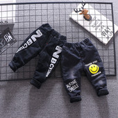 Modern gyerekfarmer rátéttel és puha béléssel, fekete színben fiúknak