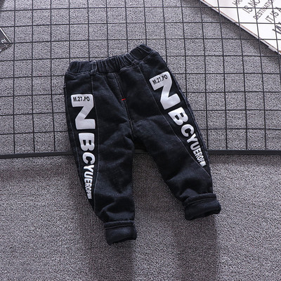 Modern gyerekfarmer rátéttel és puha béléssel, fekete színben fiúknak