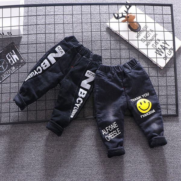 Modern gyerekfarmer rátéttel és puha béléssel, fekete színben fiúknak