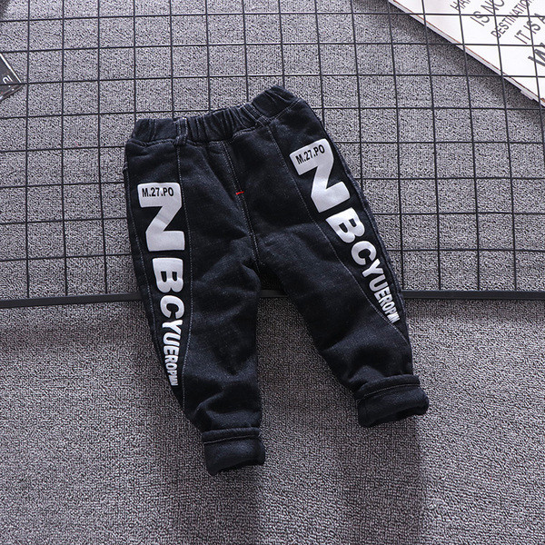 Modern gyerekfarmer rátéttel és puha béléssel, fekete színben fiúknak