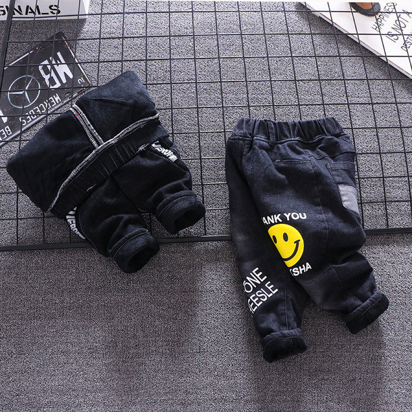 Modern gyerekfarmer rátéttel és puha béléssel, fekete színben fiúknak