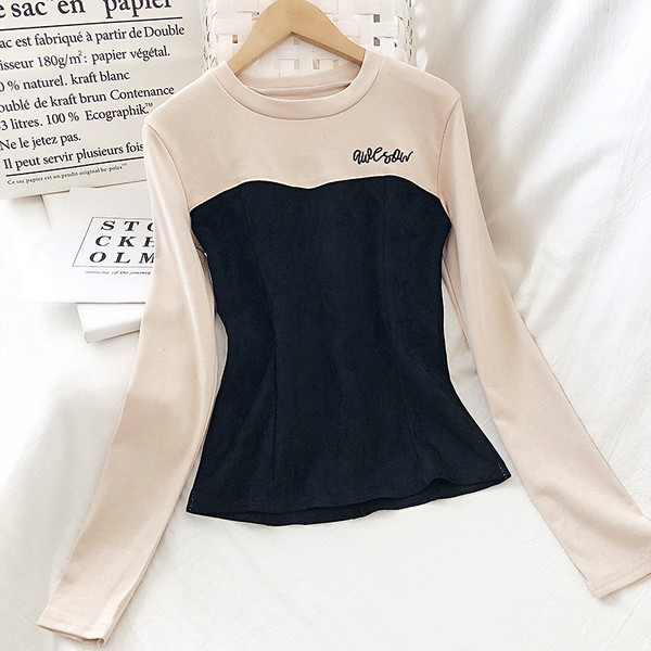 Καθημερινή γυναικεία μπλούζα με ωοειδές ντεκολτέ και κεντήματα σε μαύρο και καφέ χρώμα