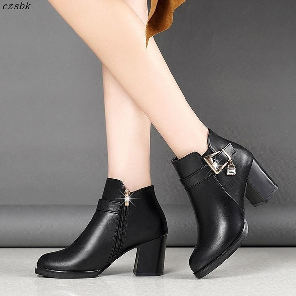 Κομψά μαύρα  έκο δερμάτινες γυναικείες μπότες με χοντρό τακούνι σε μαύρο και μπορντό χρώμα