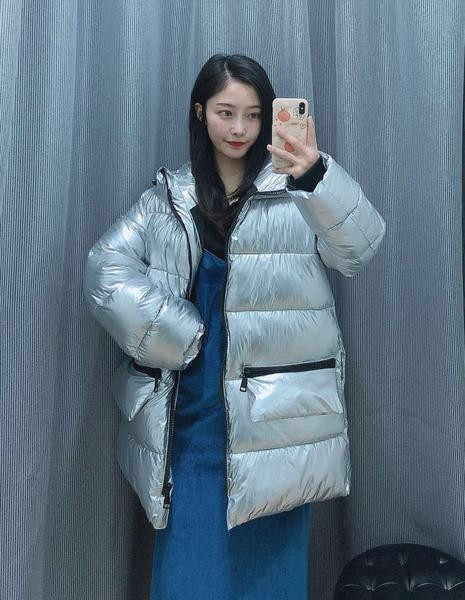 Geaca de iarna lunga cu fermoar si gluga de culoare argintie