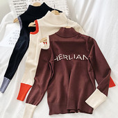 Γυναικείο casual πουλόβερ με ψηλό γιακά και γυμνό ώμο σε μαύρο, λευκό και καφέ χρώμα