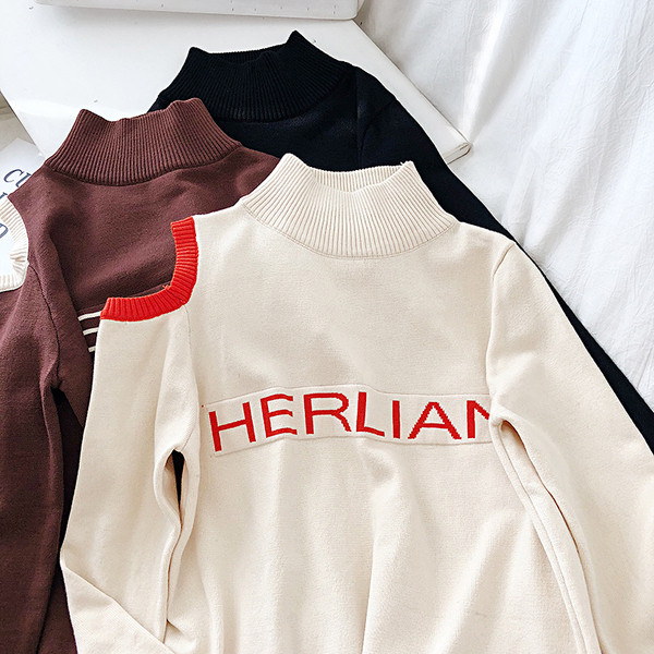 Γυναικείο casual πουλόβερ με ψηλό γιακά και γυμνό ώμο σε μαύρο, λευκό και καφέ χρώμα