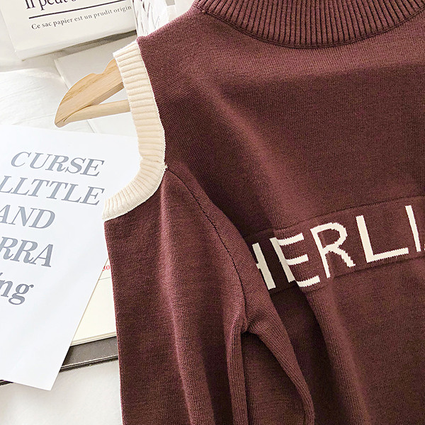 Γυναικείο casual πουλόβερ με ψηλό γιακά και γυμνό ώμο σε μαύρο, λευκό και καφέ χρώμα