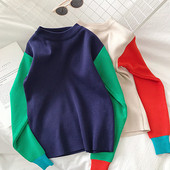 Pulover de damă cu decolteu oval și mâneci lungi în albastru și alb