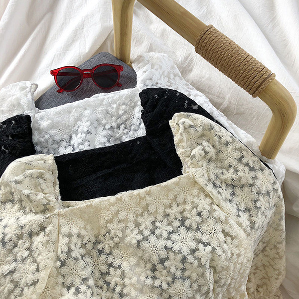 Retro stílusú csipke női blúz szögletes nyakkivágással és lótusz ujjakkal