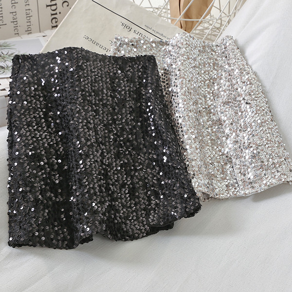 Κομψή γυναικεία φούστα σε ασημί και μαύρο χρώμα  με πούλιες και ψηλή μέση