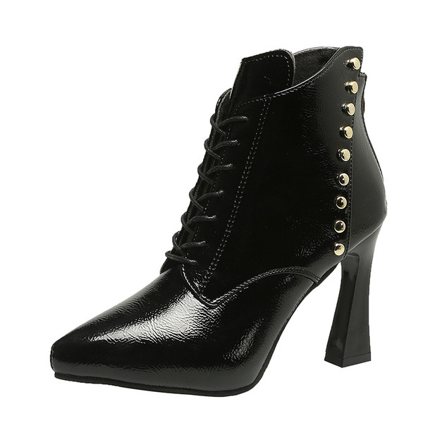 Modern női csizma eko bőrből, sarokkal és fém elemmel fekete és bézs színben