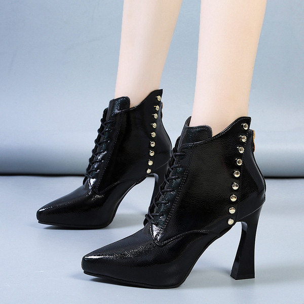 Modern női csizma eko bőrből, sarokkal és fém elemmel fekete és bézs színben