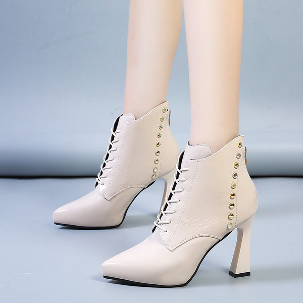 Modern női csizma eko bőrből, sarokkal és fém elemmel fekete és bézs színben