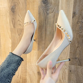 Μοντέρνα γυναικεία παπούτσια με τακούνι και μεταλλικό στοιχείο σε μπεζ και μαύρο χρώμα