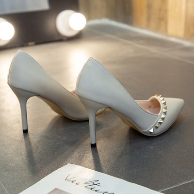 Μοντέρνα γυναικεία παπούτσια με τακούνι και μεταλλικό στοιχείο σε μπεζ και μαύρο χρώμα