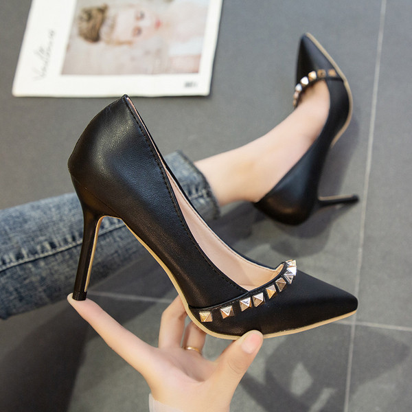 Μοντέρνα γυναικεία παπούτσια με τακούνι και μεταλλικό στοιχείο σε μπεζ και μαύρο χρώμα