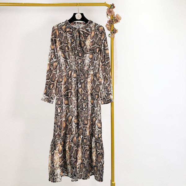 Modern kivágott női ruha kígyómintával, nyakkivágással szalaggal