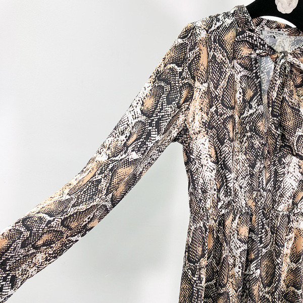 Modern kivágott női ruha kígyómintával, nyakkivágással szalaggal