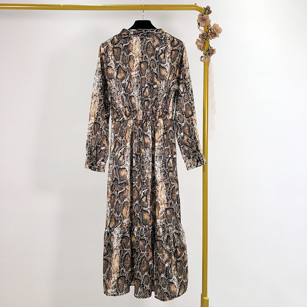 Modern kivágott női ruha kígyómintával, nyakkivágással szalaggal