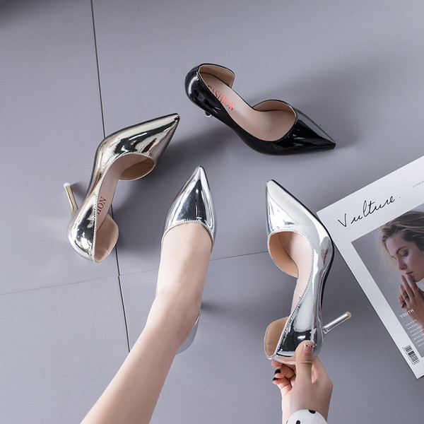 Κομψά γυναικεία παπούτσια  με ψηλό τακούνι σε χρυσό, ασημί και μαύρο χρώμα