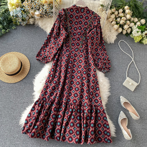 Női retro ruha etnikai motívumokkal, kerek nyakkivágással zöld, bordó és barna színekben