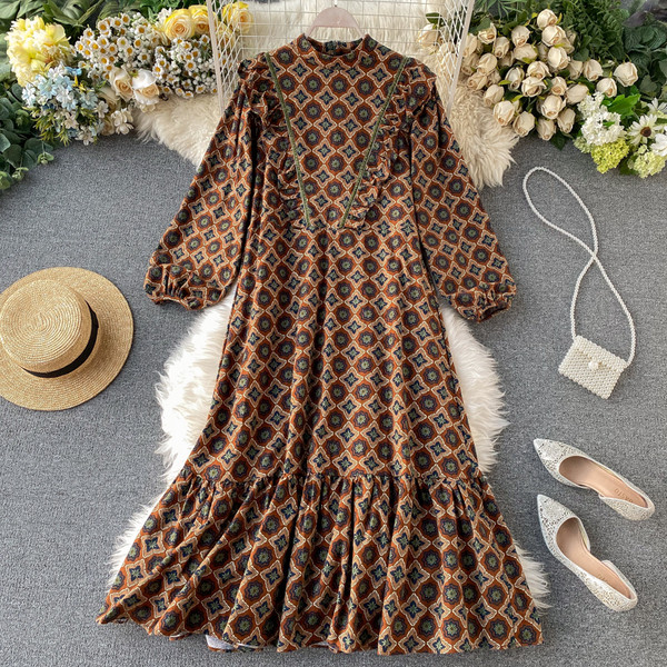 Női retro ruha etnikai motívumokkal, kerek nyakkivágással zöld, bordó és barna színekben