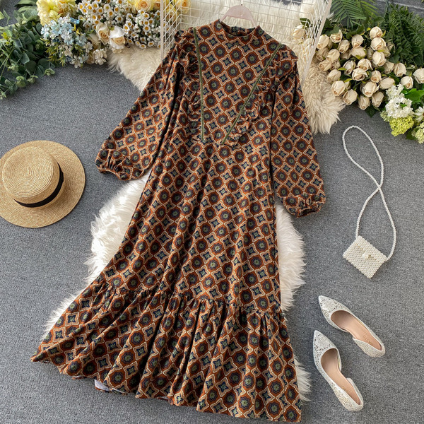 Női retro ruha etnikai motívumokkal, kerek nyakkivágással zöld, bordó és barna színekben