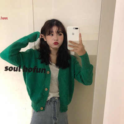 Σύντομη γυναικεία πλεκτή ζακέτα με κουμπιά σε μαύρο, μπλε και πράσινο χρώμα