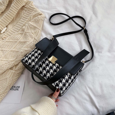 Γυναικεία τσάντα από οικολογικό δέρμα και ύφασμα σε καφέ και μαύρο χρώμα